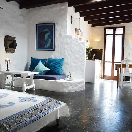 Stylish Getaway With Secluded Patio In Lava