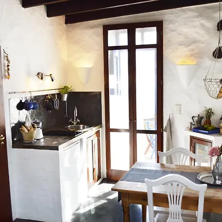 Stylish Getaway With Secluded Patio In Lava