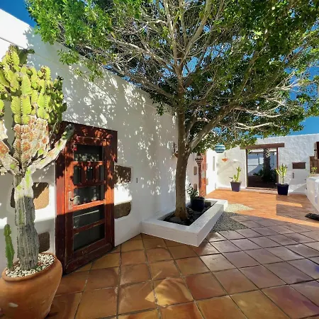 Stylish Getaway With Secluded Patio In Lava *