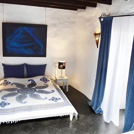 Apartment Stylish Getaway With Secluded Patio In Lava