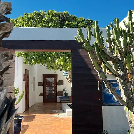Stylish Getaway With Secluded Patio In Lava *