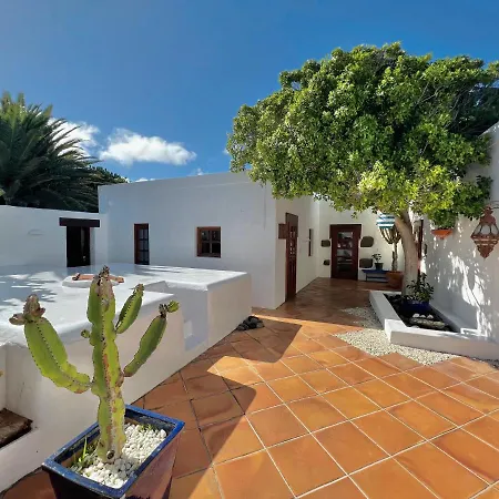 Daire Stylish Getaway With Secluded Patio In Lava
