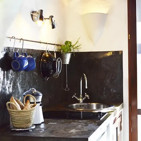 Stylish Getaway With Secluded Patio In Lava