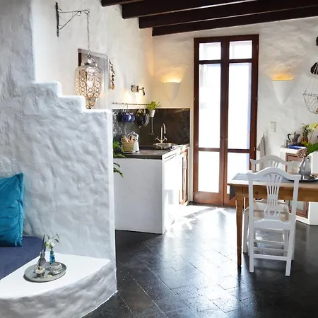 Stylish Getaway With Secluded Patio In Lava *