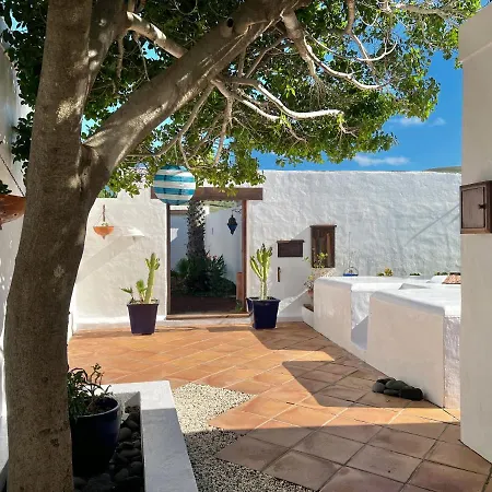 Apartamento Stylish Getaway With Secluded Patio In Lava